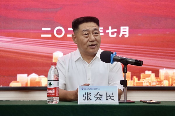 集团公司党委书记张会民对新员工提出希冀.jpg 集团公司党委书记张会民对新员工提出希冀.jpg