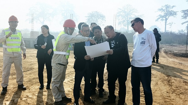 2董事长一行视察嘉麟杰特别经济区土建工程A标段项目.jpg 2董事长一行视察嘉麟杰特别经济区土建工程A标段项目.jpg