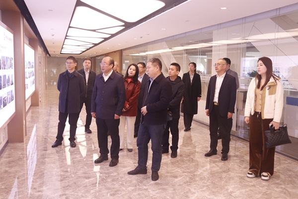集团公司董事长祝建明陪同孙秘书长一行参观九州体育_九州体育·(中国)官方网站长廊.jpg 集团公司董事长祝建明陪同孙秘书长一行参观九州体育_九州体育·(中国)官方网站长廊.jpg